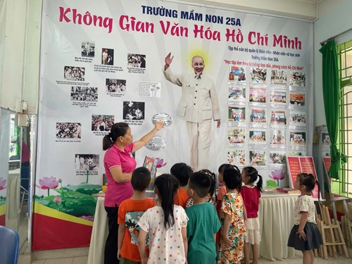 Nhân kỷ niệm 135 năm ngày sinh Chủ tịch Hồ Chí Minh (19/5/1890 - 19/5/2025), trường Mầm non 25A tổ chức Giới thiệu về không gian văn hóa Hồ Chí Minh đến tập thể sư phạm và trẻ.