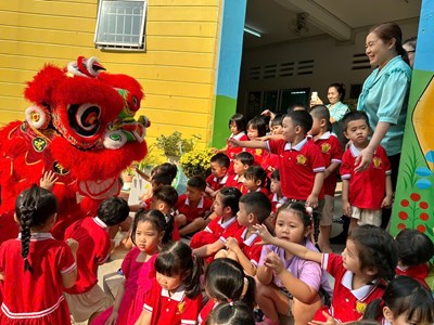 Bé vui cùng ông lân nhân dịp đầu năm Ất tỵ