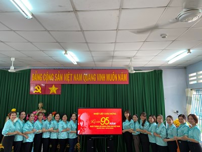 Ban giám hiệu, giáo viên, nhân viên trường Mầm non 25B họp mặt mừng Đảng, mừng xuân đầu năm Ất Tỵ