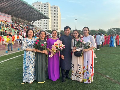 Cán bộ, giáo viên, nhân viên - Trường mầm non 25B tham gia đồng diễn áo dài   50 năm - Tự hào một dải gấm hoa  
Các cô chụp hình lưu niệm với Lãnh đạo Phòng giáo và đào tạo.quận Bình Thạnh
