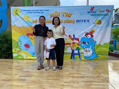 Nhà trường trao giải thưởng - hội thi bé vẽ sáng tạo cùng bitex