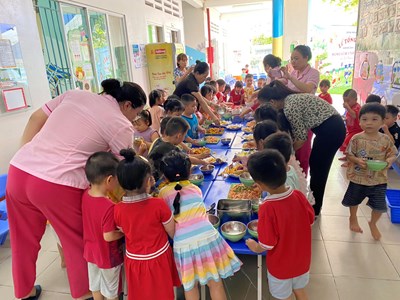 Trường MN 25B tổ chức liên hoan Buffet cuối nămcho trẻ
