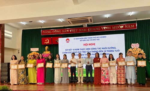 Trường mầm non 26 Nhận giấy khen của giám đốc SGD về   Thực hiện tốt xây dựng kế hoạch nuôi dưỡng chăm sóc trẻ 6 tháng tuổi -18 tháng tuổi giai đoạn 2014-2024 