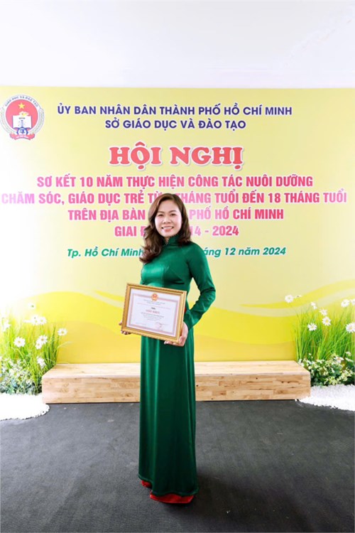 Trường mầm non 26 Nhận giấy khen của giám đốc SGD về   Thực hiện tốt xây dựng kế hoạch nuôi dưỡng chăm sóc trẻ 6 tháng tuổi -18 tháng tuổi giai đoạn 2014-2024 