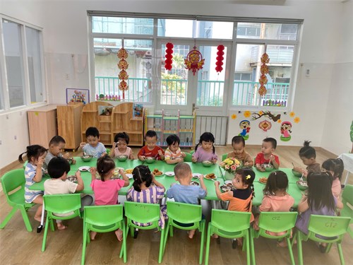 Các bé liên hoan ngày Tết