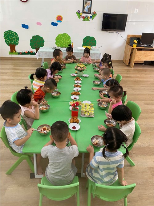 Các bé liên hoan ngày Tết