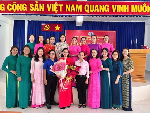 Chi Bộ Tổ Chức Lễ Kết Nạp Đảng Viên