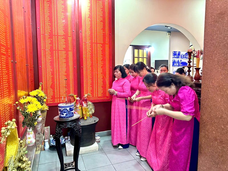 Trường mầm non 26 Thắp hương tưởng niệm tại đền thờ Hai Bà Trưng và tham quan nhà truyền thống quận