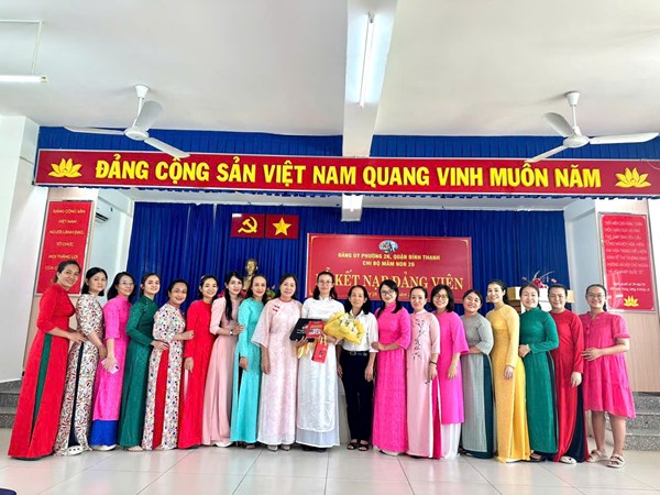 Ngày 28/4/2025, Chi bộ Mầm non 26 tổ chức Lễ kết nạp đảng viên mới Nguyễn Thị cẩm Thu