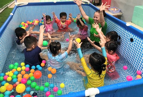 Hoạt động ngoài trời bé chơi với nước