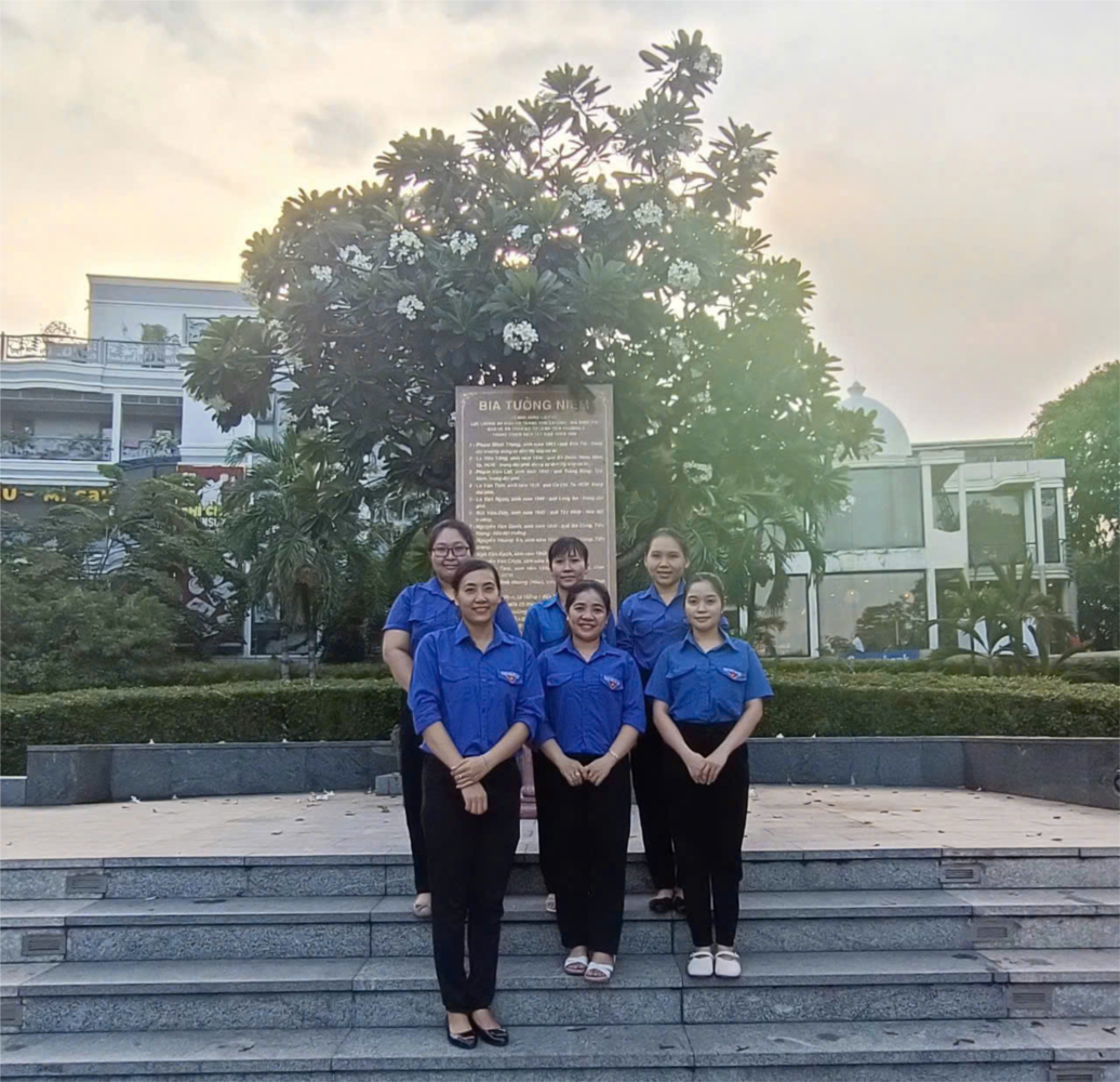 Chi đoàn trường Mầm non Phường 2 viếng Bia tưởng niệm Liệt sĩ nhân dịp 50 năm Ngày Giải phóng miền Nam, thống nhất đất nước (30/4/1975 - 30/4/2025)