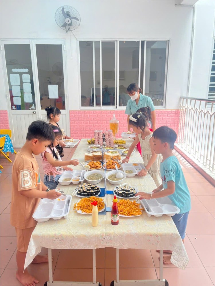 Bé vui liên hoan cùng cô và bạn