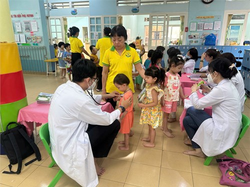 Sáng ngày 26/02/2025 các bé đã được khám sức khỏe tại trường.