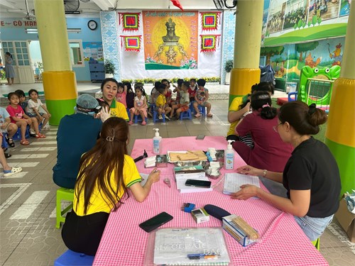 Sáng ngày 02/04/2025 nhà trường phối hợp với BV Tai-Mũi-Họng TP, khám tai-mũi-họng cho các bé tại trường