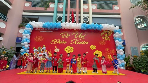 Lớp Mầm 2 biểu diễn văn nghệ Tết.