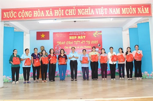Sáng thứ 4, 08/01/2025 Trường Mầm non 2 tham dự Họp mặt và trao quà Tết Nguyên Đán Ất Tỵ năm 2025 cho giáo viên, nhân viên, bảo mẫu của các trường tại Phòng Giáo dục và Đào tạo quận Tân Bình.