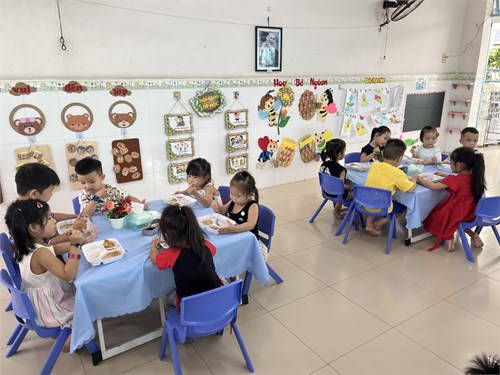 Giờ ăn cơm trưa của các bé lớp Chồi 2