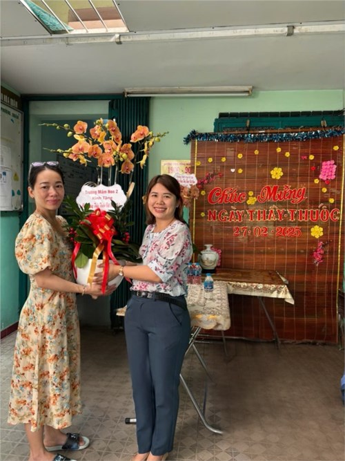 Nhân ngày Thầy thuốc Việt Nam, chúc các thầy thuốc, bác sĩ, y sĩ nói riêng và tất cả các bác đang công tác trong ngành y nói chung nhiều sức khỏe, hạnh phúc và nhiệt huyết để cống hiến cho sự nghiệp chữa bệnh cứu người.
Trường Mầm non 2 cũng gửi một chút tình cảm trân quý chúc mừng Trạm y tế Phường 2 nhân Ngày thầy thuốc Việt Nam 27/2.