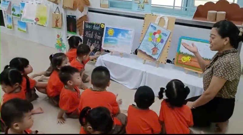 Tiết dạy tạo hình  Làm tranh sáng tạo từ hình tròn  của cô Khổng Thị Thùy Linh, lớp Mầm 1.