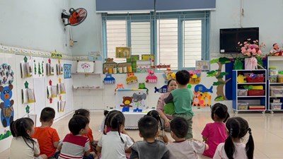 Tiết dạy kể chuyện  Gấu con bị đau răng  của cô Vân Trang, lớp Mầm 2.
