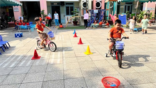 Các bé lớp Chồi 2 tham gia tiết học vui chơi ngoài trời với đề tài:   Xây dựng môi trường thiên nhiên trong tổ chức hoạt động và tăng cường vận động cho trẻ .