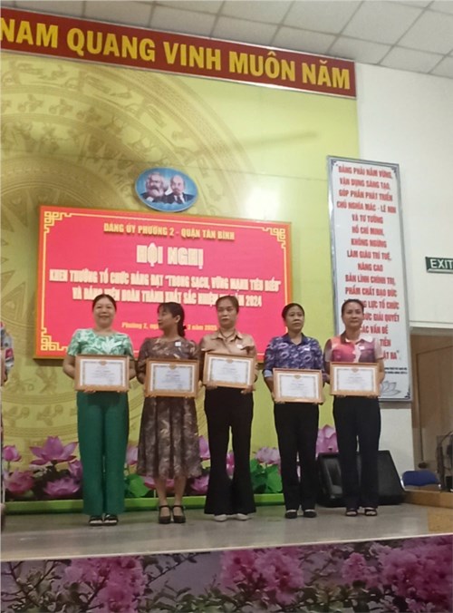 Đồng chí Nguyễn Thị Phương nhận giấy khen Đảng viên hoàn thành xuất sắc nhiệm vụ năm 2024 do Đảng uỷ phường 2 trao tặng.
