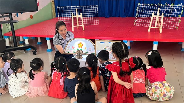 Xây dựng môi trường hạnh phúc, lấy trẻ làm trung tâm, Tiết dạy tạo hình:  Vẽ tranh theo bóng  của các bé lớp chồi 1