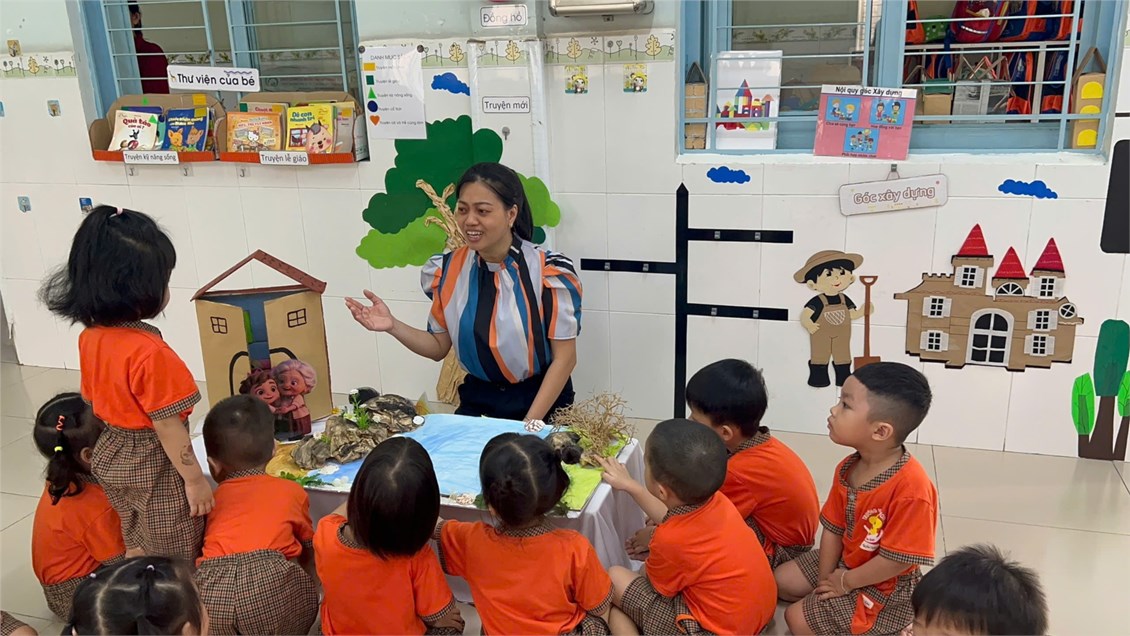Tiết dạy kể chuyện sáng tạo của cô Khổng Thị Thuỳ Linh lớp Mầm 1. Đề tài  Chú cá vàng kỳ diệu. 