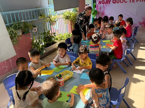 Các bé lớp Mầm 2 làm thiệp tặng mẹ nhân ngày Quốc tế Phụ Nữ 8/3.