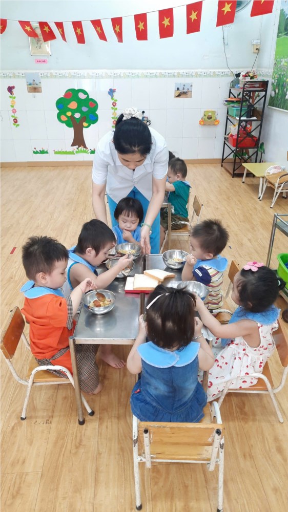 Các bé lớp Cơm nát ăn tiệc Buffet nhân dịp kỷ niệm 50 năm ngày Giải phóng Miền Nam thống nhất đất nước (30/04/1975 - 30/04/2025)