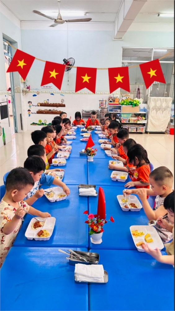 Các bé khối Mầm ăn tiệc Buffet nhân dịp kỷ niệm 50 năm ngày Giải phóng Miền Nam thống nhất đất nước( 30/04/1975- 30/04/2025).