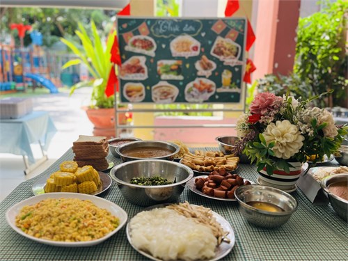 Các bé khối Lá ăn tiệc buffet nhân dịp kỷ niệm 50 năm ngày Giải phóng miền Nam thống nhất đất nước