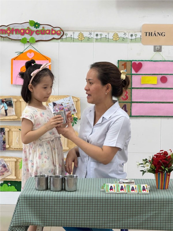 Ngày 4/4/2025,các bé lớp chồi 1, uống thuốc tẩy giun theo kế hoạch cua nhà trường