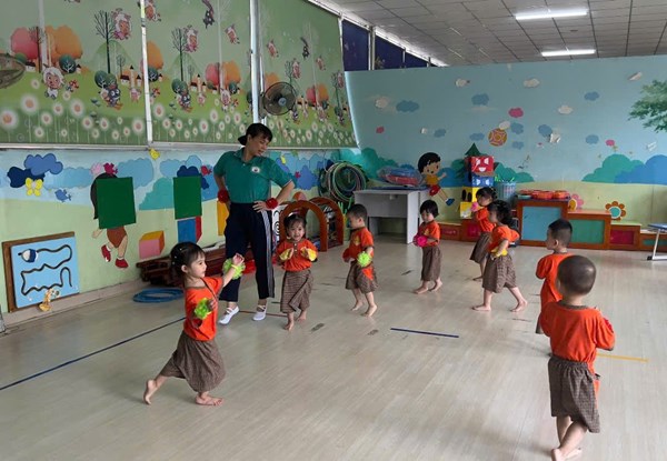 Giáo viên khối Nhà trẻ thực hiện chuyên đề  Nâng cao năng lực tổ chức bài tập vận động cho trẻ Nhà trẻ 
