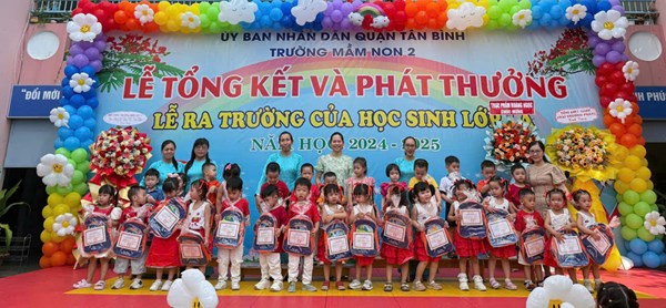 Lớp Mầm 1 biểu diễn tiết mục nhảy  Mùa hè tuyệt vời  và nhận khen thưởng ngày Lễ tổng kết năm học 2024-2025.