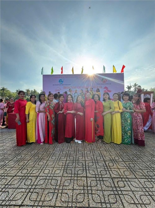Chương trình đồng diễn dân vũ với
 áo dài chủ đề
  50 năm - tự hào một dải gấm hoa 
