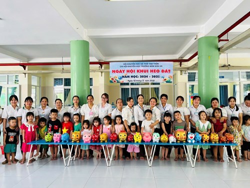 Ngày hội khui heo đất