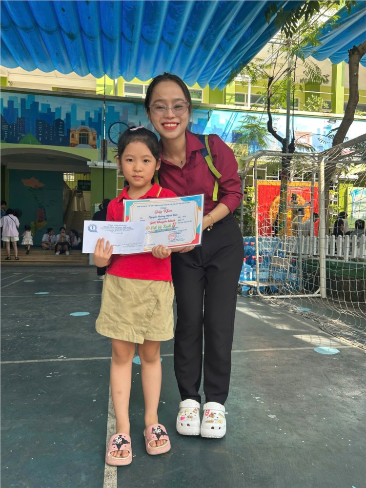 Bé Nguyễn Hoàng Minh Đan lớp Lá 3 đạt giải khuyến khích hội thi  Nét vẽ xanh  với đề tài  Nhà khoa học nhí 