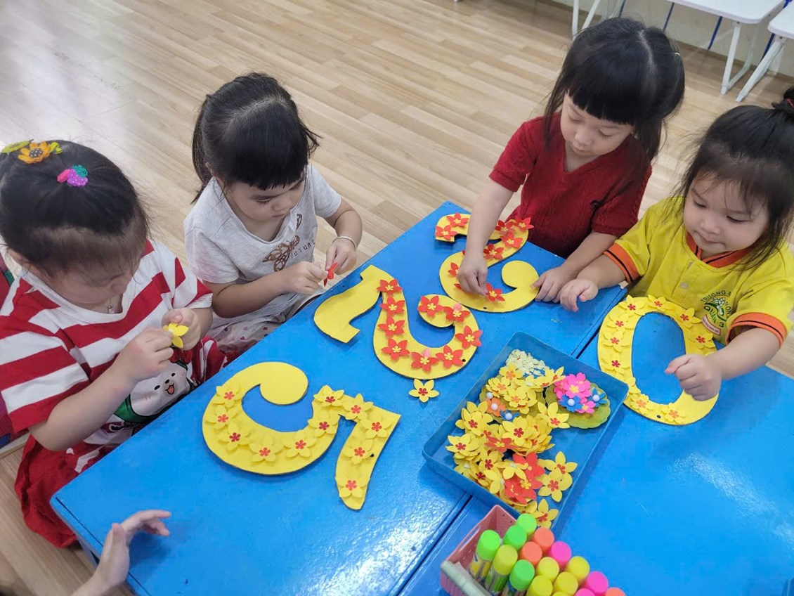 Bé làm thiệp tết 2025