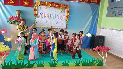 Hoạt động âm nhạc với chủ đề:  sắc màu âm nhạc 