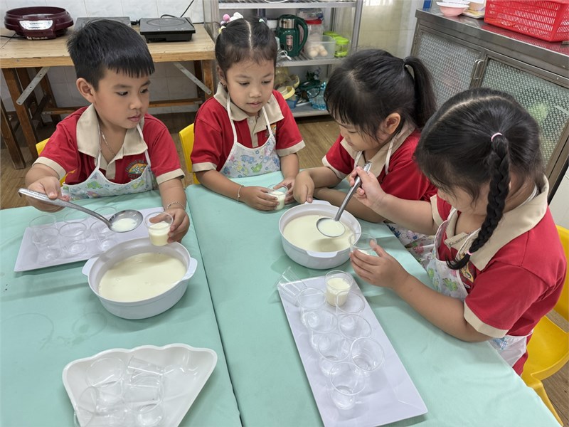 Bé vào bếp:  Bé làm bánh Panna cotta 