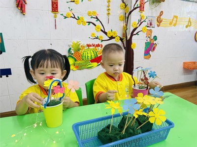 Bé làm giỏ hoa ngày Tết