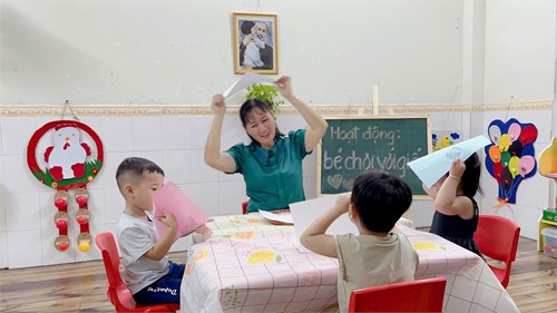 Bé Chơi Với Giấy. Nhóm Nhà Trẻ ( 24 - 36 tháng)