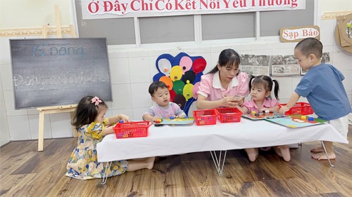 Kỹ Năng Đóng Mở Nắp Chai. Nhóm Nhà Trẻ ( 24 - 36 tháng)