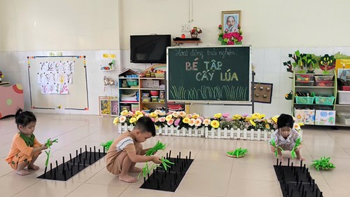 Đề tài: BÉ TẬP CẤY LÚA.Lớp: 3-4 tuổi(3)