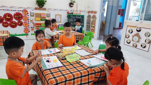 PTTM: Gấp hoa từ các hình hình học- Lớp 4-5 tuổi (1)