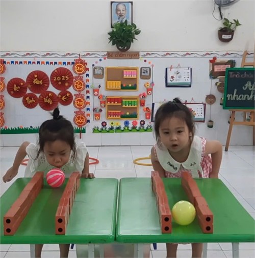 Trò chơi vận động : Ai nhanh hơn- Lớp 4-5 tuổi (1)