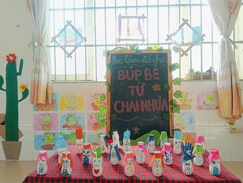 Hoạt động Steam:   Thiết kế búp bê đồ chơi từ chai nhựa  - Lớp 5-6 tuổi(1)