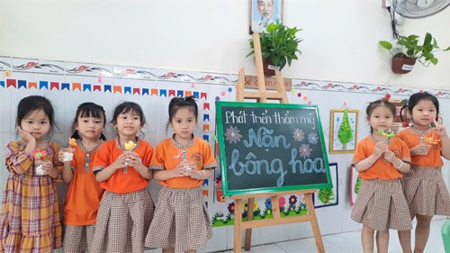 PTTM: Nặn bông hoa- Lớp 4-5 tuổi (1)