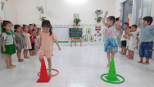 Trò chơi vận động: Đưa vòng về đích - Lóp 4-5 tuổi (1)